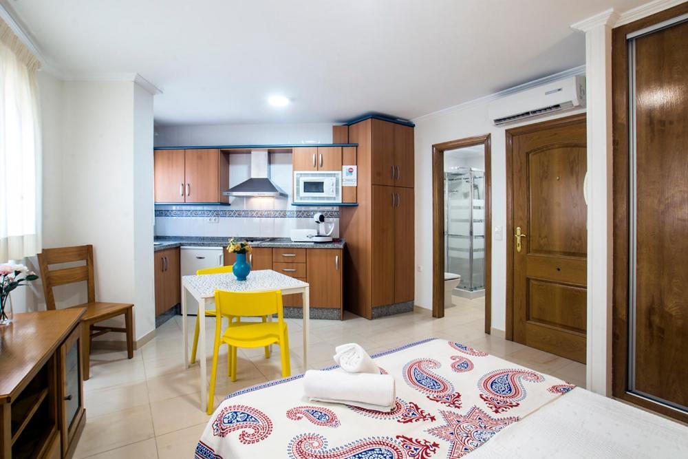 Apartamentos Amat - Only Adult - Playa El Bajondillo Торремолинос Экстерьер фото